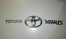 Accesorios: Emblemas originales para Toyota Yaris sedán o batchback (2007, 2008, 2009)