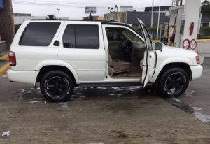 Nissan Pathfinder 2001 ubicado en Guatemala Nissan Pathfinder 2001 LE Full equipo. Automático. 3.5 A/C Sillones de cuero. Sunroof. Llantas casi nuevas.