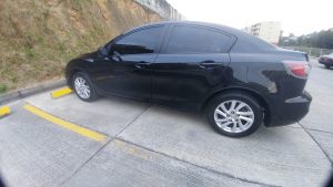 Mazda3 2012 ubicado en Guatemala MAZDA 3 I TOURING 2012 COLOR NEGRO • Motor 2.0 4 cilindros skyactive • Caja Tiptronic • Todas las bolsas de aire intactas • Tapicería en excelente estado • Cerradura Central • Full Equipo • Aire Acondicionado Al 100% Climatizado