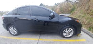 Mazda3 2012 ubicado en Guatemala MAZDA 3 I TOURING 2012 COLOR NEGRO • Motor 2.0 4 cilindros skyactive • Caja Tiptronic • Todas las bolsas de aire intactas • Tapicería en excelente estado • Cerradura Central • Full Equipo • Aire Acondicionado Al 100% Climatizado