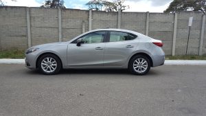 Mazda Mazda3 2014 usado ubicado en Guatemala - Motor 2.0 SkyActiv (155hp) - Transmisión Automática DRIVE de 6 velocidades + retroceso - Vidrios eléctricos - Retrovisores eléctricos - Sunroof - Aire Acondicionado - Timón asistido electrónicamente