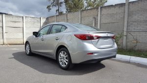 Mazda Mazda3 2014 usado ubicado en Guatemala - Motor 2.0 SkyActiv (155hp) - Transmisión Automática DRIVE de 6 velocidades + retroceso - Vidrios eléctricos - Retrovisores eléctricos - Sunroof - Aire Acondicionado - Timón asistido electrónicamente