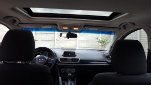 Mazda Mazda3 2014 usado ubicado en Guatemala - Motor 2.0 SkyActiv (155hp) - Transmisión Automática DRIVE de 6 velocidades + retroceso - Vidrios eléctricos - Retrovisores eléctricos - Sunroof - Aire Acondicionado - Timón asistido electrónicamente