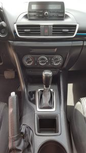 Mazda Mazda3 2014 usado ubicado en Guatemala - Motor 2.0 SkyActiv (155hp) - Transmisión Automática DRIVE de 6 velocidades + retroceso - Vidrios eléctricos - Retrovisores eléctricos - Sunroof - Aire Acondicionado - Timón asistido electrónicamente