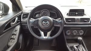 Mazda Mazda3 2014 usado ubicado en Guatemala - Motor 2.0 SkyActiv (155hp) - Transmisión Automática DRIVE de 6 velocidades + retroceso - Vidrios eléctricos - Retrovisores eléctricos - Sunroof - Aire Acondicionado - Timón asistido electrónicamente