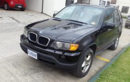 BMW X5 2001 usada ubicad en Carretera a El Salvador Nunca chocada, en perfecto estado, motor 3.0 de 6 cilindros AWD, bolsas de aire intactas, radio caja 5 cd, sun roof, aire al 100%, llantas en buen estado al 80%, tapicería de cuero nitida, mandos al timón, aros originales. Recién ingresada, traspaso obligatorio. Cel 3165-3432.