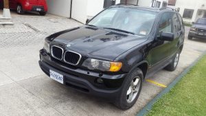 BMW X5 2001 usada ubicad en Carretera a El Salvador Nunca chocada, en perfecto estado, motor 3.0 de 6 cilindros AWD, bolsas de aire intactas, radio caja 5 cd, sun roof, aire al 100%, llantas en buen estado al 80%, tapicería de cuero nitida, mandos al timón, aros originales. Recién ingresada, traspaso obligatorio. Cel 3165-3432.