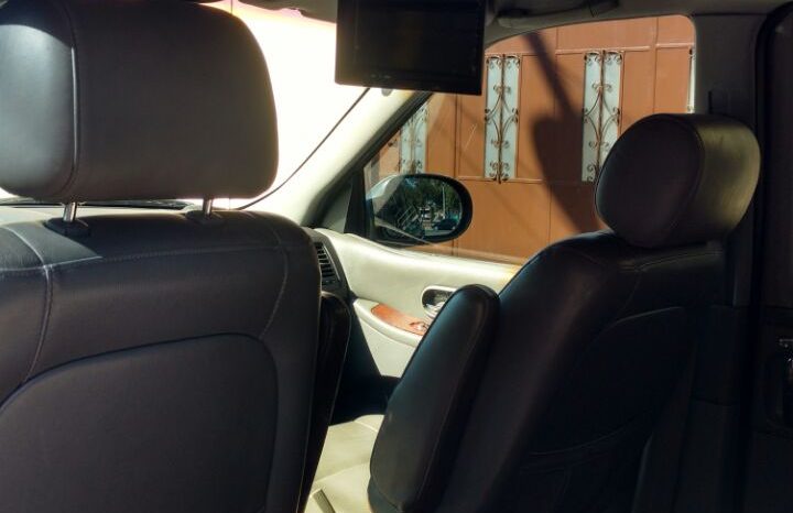 KIA Sedona 2003 usado ubicado en Mixco, Guatemala KIA Sedona 2003 RODADA 3 Filas sillones de cuero Full equipo Doble aire acondicionado 5 puertas