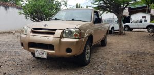 Nissan Xterra 2001, 4 cilindros, mecánico, extra cab, palangana larga, calcomanía 2020 pagada, papeles en orden y listos para traspaso. Negociable